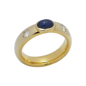 Hochglanzpolierter Saphir-Diamant-Brillantring in Gelbgold - Draufsicht leicht links