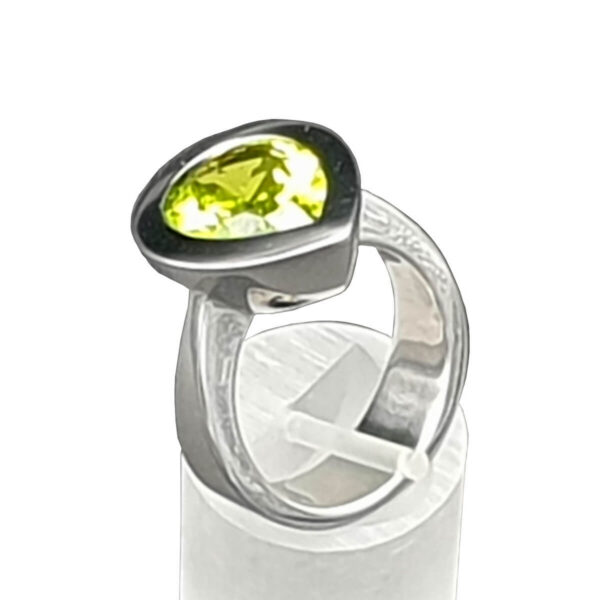 Silber Ring mit synthetischem Turmalin in Tropfenform - Draufsicht seitlich flach